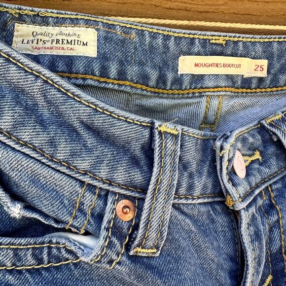 Levi's Noughtie's Bootcut Flower Hear Patches Blue Mid Rise Jeans Size 25 - Picture 5 of 11